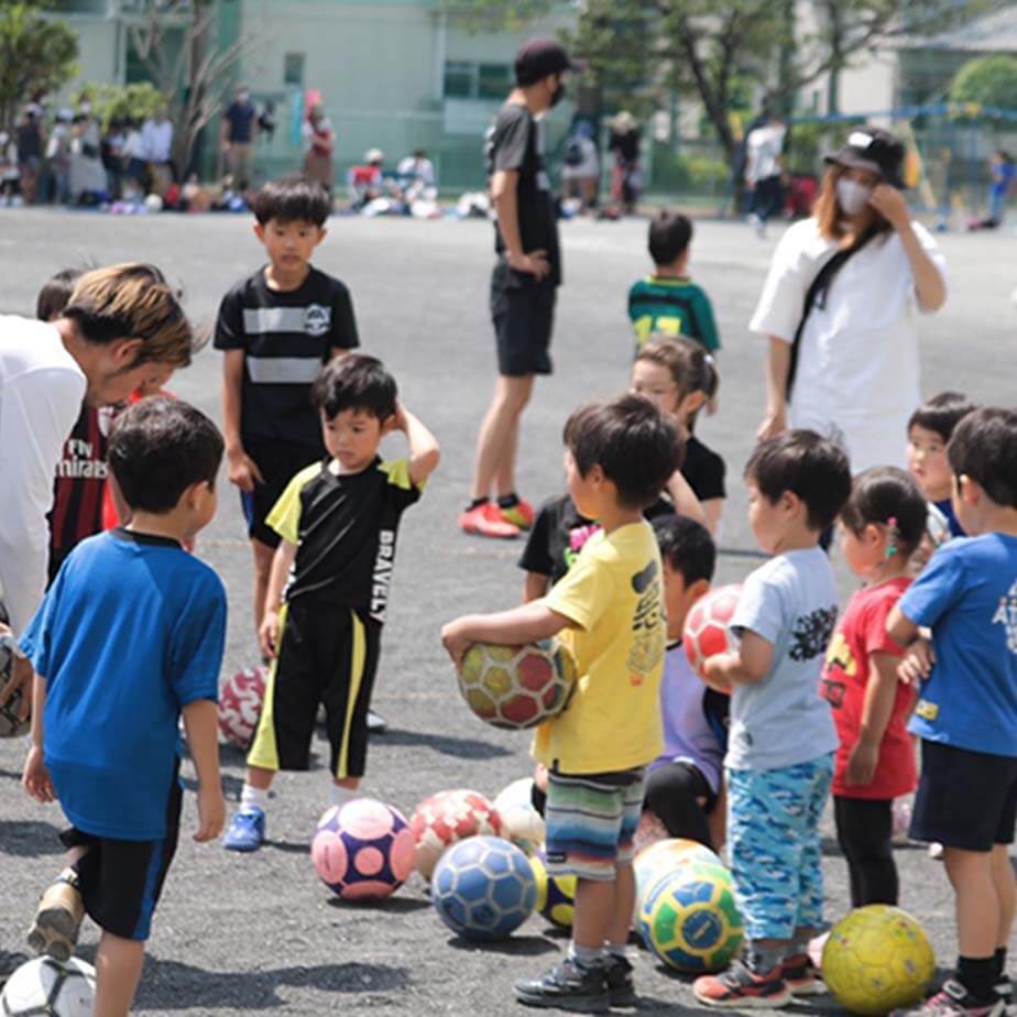 園児・5歳以下のジョガドール静岡の選手たちがコーチの話を熱心に聞いている写真