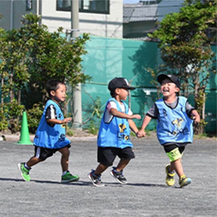 園児・5歳以下のジョガドール静岡の選手３人が声を出しながら並んで走っている写真
