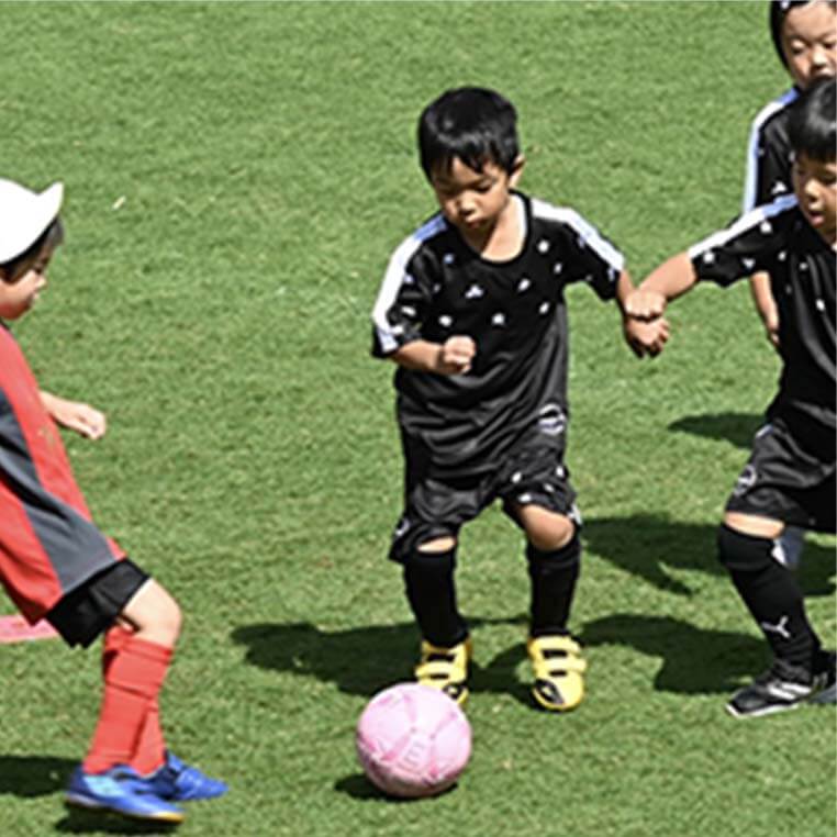 園児・5歳以下のジョガドール静岡の選手がオフェンスで果敢にせめている写真