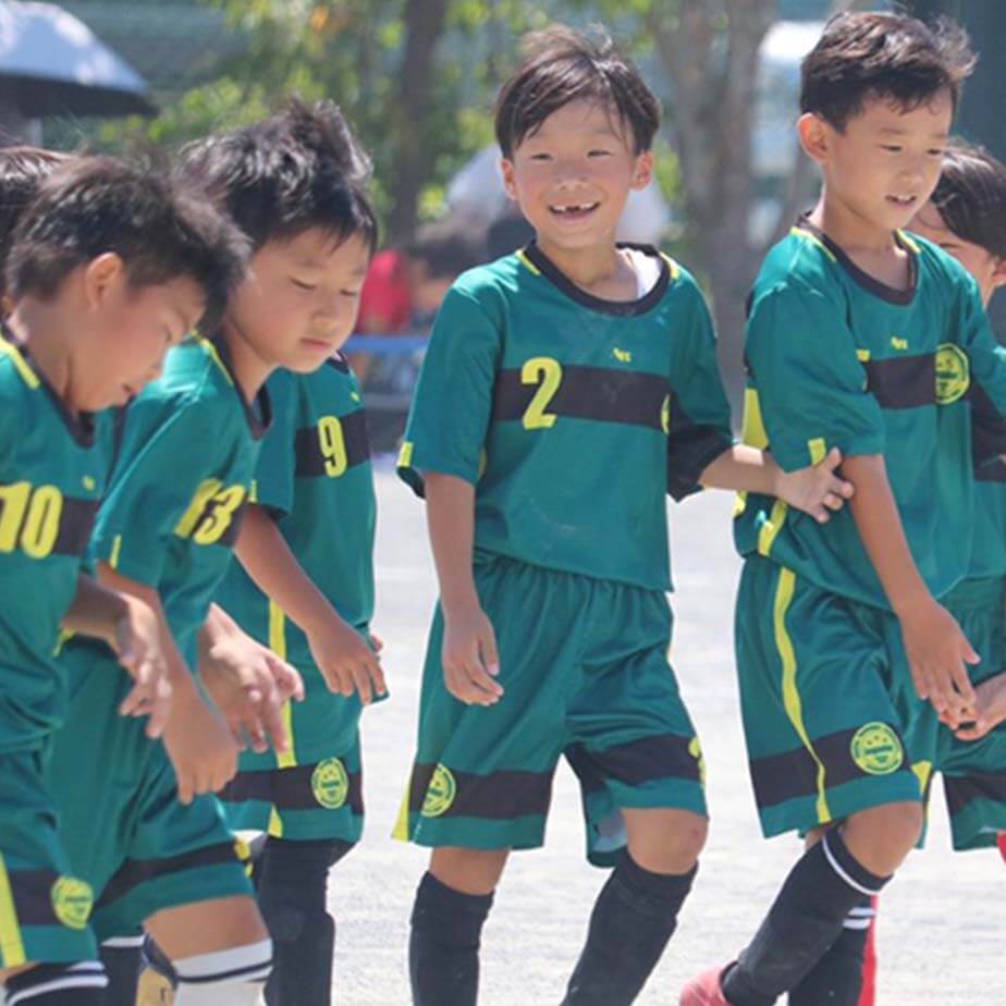 小学生のジョガドール静岡の選手たちが、試合中に話しながら歩いている写真