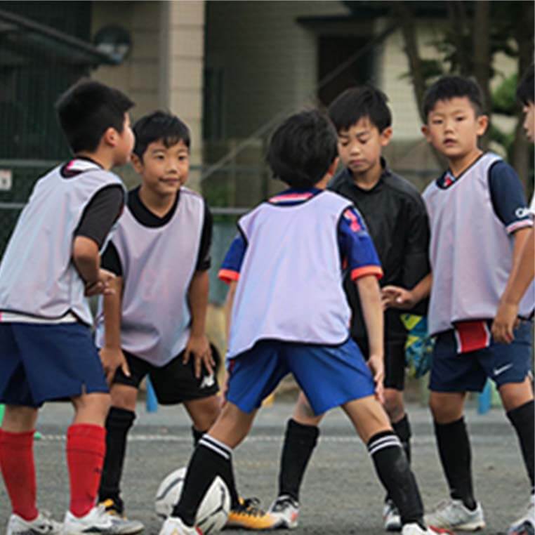 小学生のジョガドール静岡の選手たちがオフェンス、ディフェンスの練習をしている写真